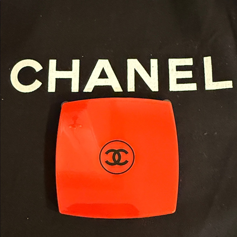 CHANEL Bold Red Compact